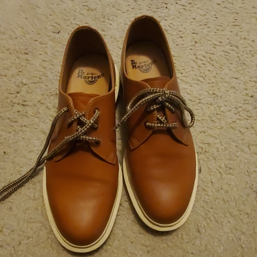 Never Worn - DR. MARTENS Lace up Shoes